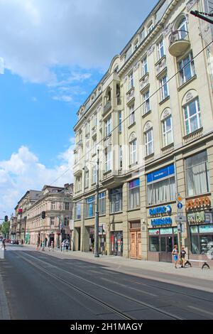 Wohnstraße mit schönen Gebäuden in Lodz. Stadtleben in Lodz. Viel Verkehr auf den Straßen der polnischen Stadt Lodz. Zentraler Teil der Stadt Lodz in P Stockfoto