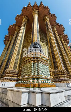 Bangkok, Thailand - 7. Dezember 2019: Teil der Bibliothek Phra Mondop im Wat Phra Kaew Tempel in Bangkok, Thailand. Stockfoto