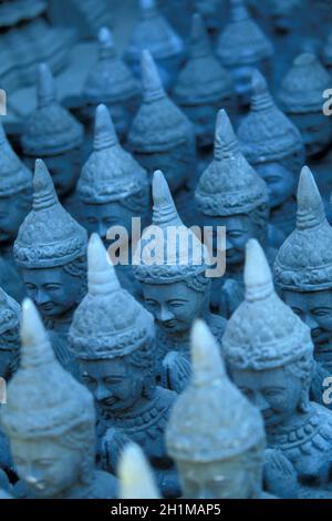 Buddha-Statue in einem Geschäft in einer Buddha-Schnitzerei im Dorf Kakaoh östlich der Stadt Kampong Thom von Kambodscha. Kambodscha, Kampong Thom, Fe Stockfoto