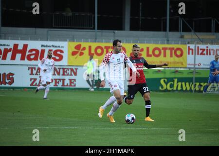 v. li. Im Zweikampf gegen Öztunali, Levin (FSV Mainz 05) und Vincenzo Grifo (SC Freiburg), 1. FBL: 20-21: 8. Spt. SC Freiburg - FSV Mainz 05 DFL RE Stockfoto