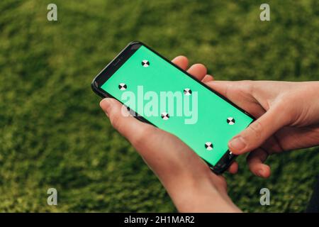 Mädchen Hält Ein Neues Smartphone In Der Hand. Stockfoto