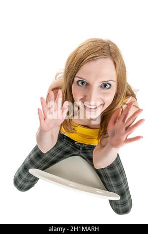 Weitwinkel extrem hohe volle Länge Ansicht eines jungen Blonde Frau sitzt ritterlich einen Stuhl und schaut erfreut an Die Kamera mit erhobenen Armen Stockfoto