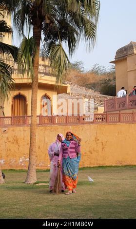 Frau in sari Reinigung des Hofes von Amber Fort in Jaipur, Rajasthan, Indien Stockfoto