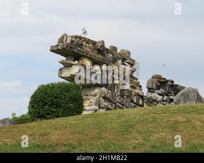 Schöne drachenförmige Steinmauer, die aus der Erde kommt Stockfoto