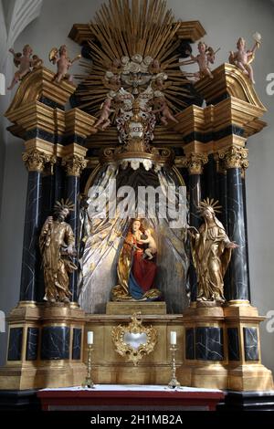 Madonna mit Jesuskind, Altar in der Stiftskirche Neumünster in Würzburg Stockfoto