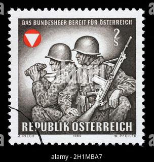 Briefmarke gedruckt durch Österreich, zeigt Grenzsoldaten, ca. 1969 Stockfoto