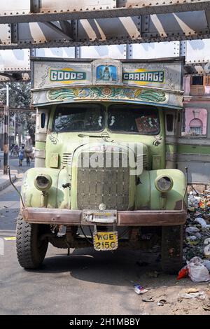 Alte rostiger LKW wartet auf eine neue Ladung, Kolkata, Indien Stockfoto