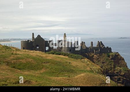 Dunluce Castle ist eine der größten Ruinen einer mittelalterlichen Burg in Irland. Stockfoto