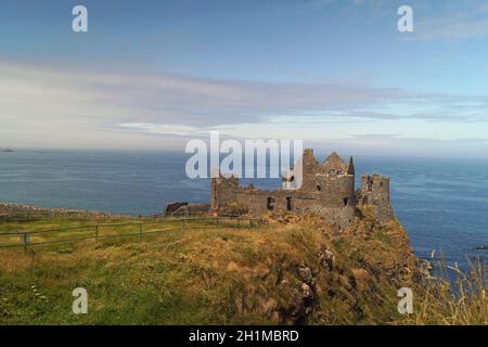 Dunluce Castle ist eine der größten Ruinen einer mittelalterlichen Burg in Irland. Stockfoto