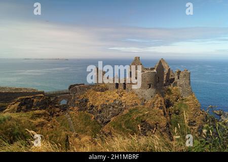 Dunluce Castle ist eine der größten Ruinen einer mittelalterlichen Burg in Irland. Stockfoto