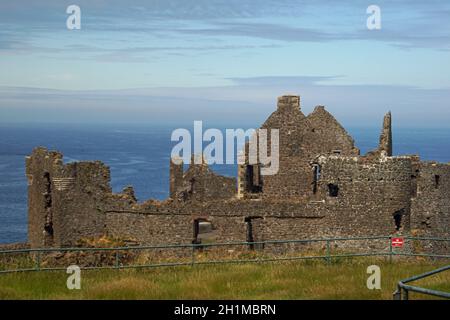 Dunluce Castle ist eine der größten Ruinen einer mittelalterlichen Burg in Irland. Stockfoto