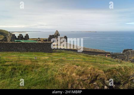 Dunluce Castle ist eine der größten Ruinen einer mittelalterlichen Burg in Irland. Stockfoto