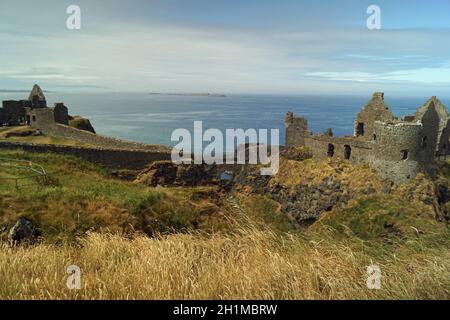 Dunluce Castle ist eine der größten Ruinen einer mittelalterlichen Burg in Irland. Stockfoto