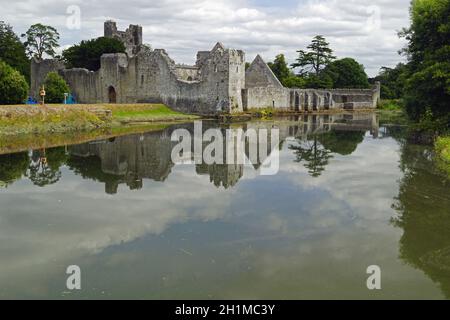 Das Desmond Castle liegt am Rande des Dorfes Adare, direkt an der N21 an der Hauptstraße Limerick nach Kerry. Stockfoto