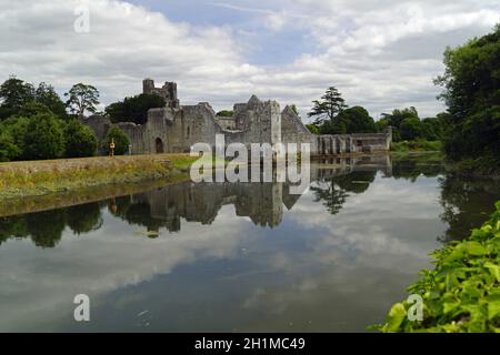 Das Desmond Castle liegt am Rande des Dorfes Adare, direkt an der N21 an der Hauptstraße Limerick nach Kerry. Stockfoto