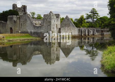 Das Desmond Castle liegt am Rande des Dorfes Adare, direkt an der N21 an der Hauptstraße Limerick nach Kerry. Stockfoto