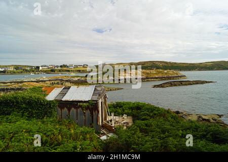 Irlands Küsten - wilde Klippen zauberhafte Natur. Irland ist voll von wunderschönen Landschaften, wo immer Sie auch hinschauen. Die Schönheit der Natur ist schwer zu setzen int Stockfoto