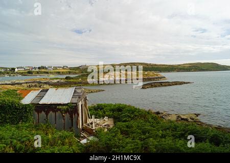 Irlands Küsten - wilde Klippen zauberhafte Natur. Irland ist voll von wunderschönen Landschaften, wo immer Sie auch hinschauen. Die Schönheit der Natur ist schwer zu setzen int Stockfoto