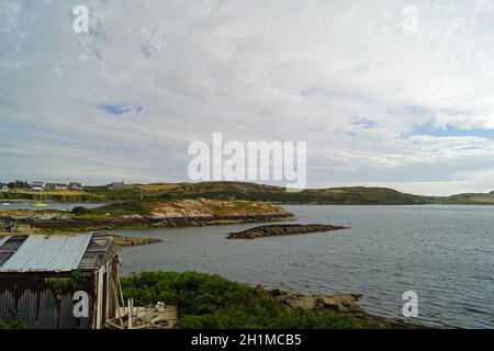 Irlands Küsten - wilde Klippen zauberhafte Natur. Irland ist voll von wunderschönen Landschaften, wo immer Sie auch hinschauen. Die Schönheit der Natur ist schwer zu setzen int Stockfoto