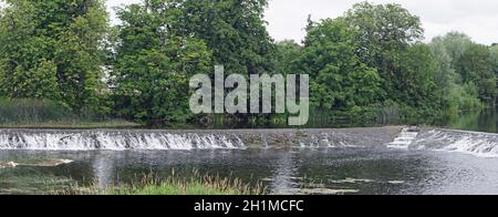 Fluss am Cahir Castle. Cahir Castle ist ein Schloss in Cahir, Castle Street, in der Grafschaft Tipperary, Irland. Stockfoto