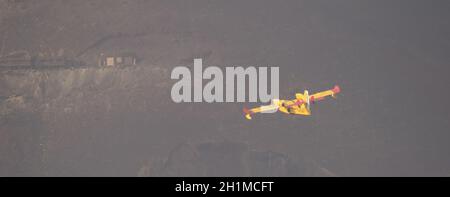 Feuerwehrflugzeug fliegt über Las Palmas de Gran Canaria. Königreich Spanien auf der Seite geschrieben. Gran Canaria. Kanarische Inseln. Spanien. Stockfoto