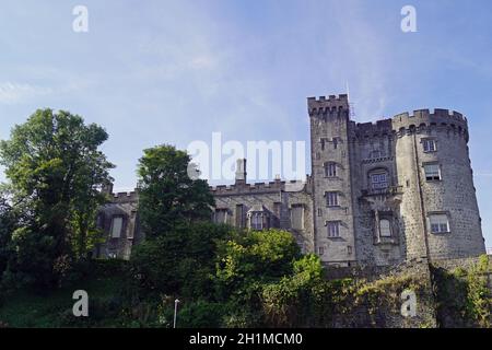 Kilkenny Castle ist ein Schloss in Kilkenny, der Hauptstadt des gleichnamigen Kreises in der Republik Irland. Kilkenny Castle wurde von 1195 bis 1213 t gebaut Stockfoto