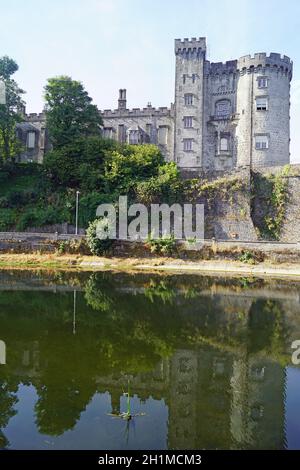 Kilkenny Castle ist ein Schloss in Kilkenny, der Hauptstadt des gleichnamigen Kreises in der Republik Irland. Kilkenny Castle wurde von 1195 bis 1213 t gebaut Stockfoto