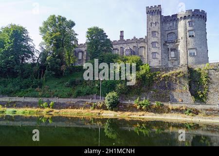 Kilkenny Castle ist ein Schloss in Kilkenny, der Hauptstadt des gleichnamigen Kreises in der Republik Irland. Kilkenny Castle wurde von 1195 bis 1213 t gebaut Stockfoto