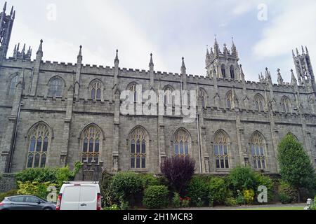 St. Patrick's Cathedral ist eine gotische römisch-katholische Kathedrale, die 1847 in Dundalk, Co. Louth, Irland, erbaut wurde. Stockfoto