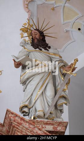 Saint Paul Statue auf dem Hochaltar in der Jesuitenkirche St. Franz Xaver in Luzern, Schweiz Stockfoto