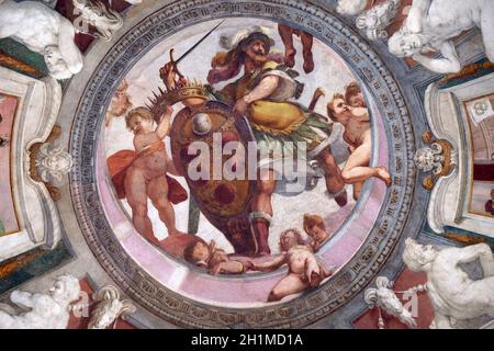 Mars der Medici Wappen zwischen putti Fresko von Bernardino Poccetti Ospedale degli Innocenti - Außen Arcade, Florenz, Italien Stockfoto