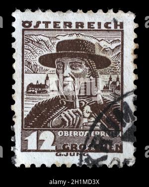 Briefmarke gedruckt von Österreich zeigt Mann aus Oberösterreich (Oberösterreich), traditionelle Tracht, um 1934. Stockfoto