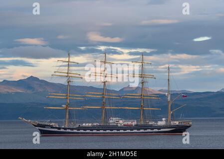 Russisches Hochschiff Pallada im Hafen von Ushuaia, Argentinien Stockfoto