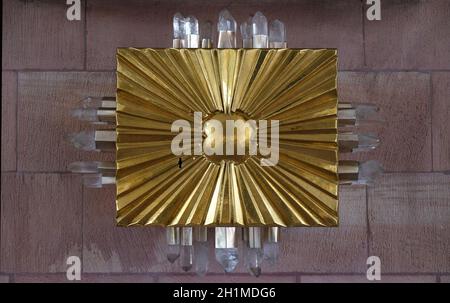 Hütte auf dem Hauptaltar in der Sankt-Lorenz-Kirche in Kleinostheim, Deutschland Stockfoto