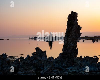 Die andere weltliche Landschaft der Tufftürme am Mono Lake, Kalifornien, USA Stockfoto