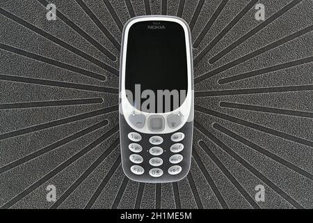 Budapest, Ungarn - um 2020: Nokia 3310 Handy, neue Version von 2017 inspiriert vom klassischen Nokia Handy Stockfoto