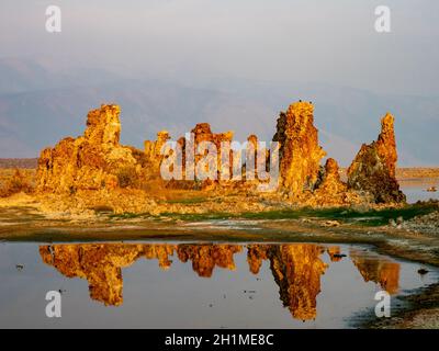 Die andere weltliche Landschaft der Tufftürme am Mono Lake, Kalifornien, USA Stockfoto