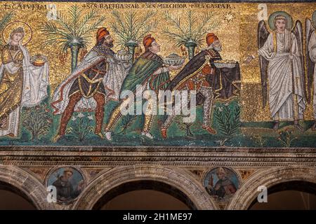 Ravenna, Italien - 11. September 2019: Mosaik Von Drei Weisen oder Magi, die Hosen und phrygische Mützen tragen, als Zeichen ihrer orientalischen Herkunft in der Basilika von Stockfoto