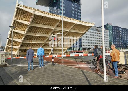 Rotterdam, Niederlande - um 2019: Zugbrücke öffnet sich auf einem Kanal in Rotterdam für ein vorbeifahrende Boot müssen Verkehr, Radfahrer und Fußgänger warten Stockfoto