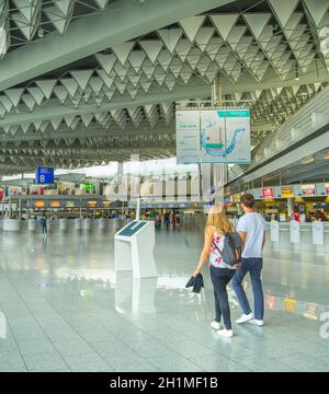 FRANKFURT, Deutschland - 29 AUGUST, 2018: die Menschen in Frankfurt am Main-Flughafen Halle. Der Flughafen Frankfurt ist der verkehrsreichste Flughafen der Passagierverkehr in Deuts Stockfoto