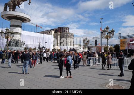 Gläubige versammeln sich auf dem Hauptplatz der Stadt, um an der Messe mit Papst Franziskus in Skopje, der Hauptstadt von Nord-Mazedonien, teilzunehmen. Stockfoto