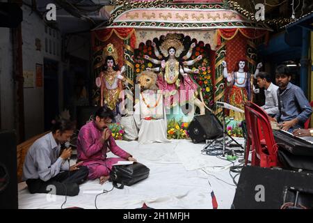 Göttin Durga. Die Göttin Durga ist unter den hinduistischen Bengalen beliebt und wird von ihren hingebungsvollen Anhängern mit Begeisterung verehrt. Kalkutta, Indien. Stockfoto