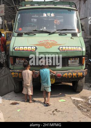 Alte rostiger LKW wartet auf eine neue Ladung, Kolkata, Indien Stockfoto