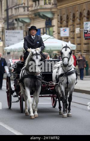 Die Parade von 70 Teilnehmern, dreißig Pferden und vierzig Mitgliedern einer Blaskapelle zum Hauptplatz wurde als nächstes angekündigt, der 300. Sinjska Alka in Zagreb Stockfoto