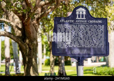 Delray Beach, FL, USA - 17. Oktober 2021: Atlantic Avenue überquert historisches Informationsschild in Delray Beach Stockfoto