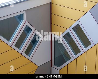 Detail des Cubus Hauses in Blaak in Rotterdam mit Fenstern und gelber Fassade Stockfoto