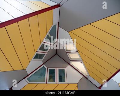 Detail des Cubus Hauses in Blaak in Rotterdam mit Fenstern und gelber Fassade Stockfoto
