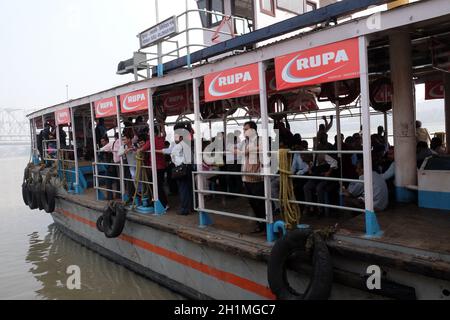 Die Fähre überquert den Hooghly River in der Nähe der Howrah Bridge In Kalkutta Stockfoto