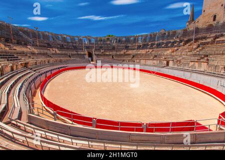 Arles, Frankreich - 19. - 2018. JUNI: Das Innere des Kolosseums oder Kolosseum in Arles, Frankreich Stockfoto