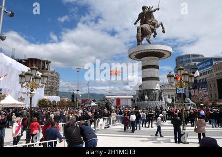 Gläubige versammeln sich auf dem Hauptplatz der Stadt, um an der Messe mit Papst Franziskus in Skopje, der Hauptstadt von Nord-Mazedonien, teilzunehmen. Stockfoto